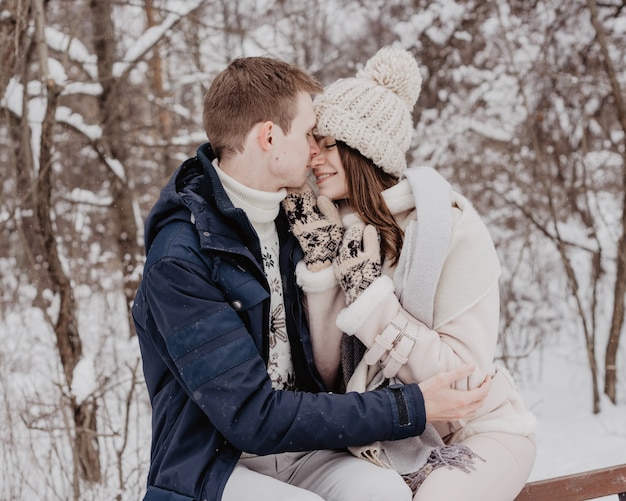 Szczęśliwa Młoda Para W Winter Park Zabawy. Rodzina Na Zewnątrz. Miłość.