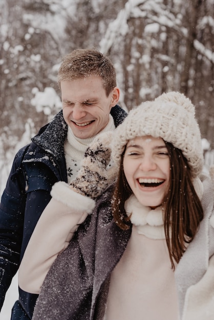 Szczęśliwa młoda para w Winter Park zabawy. Rodzina na zewnątrz. miłość.