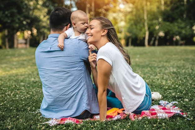 Szczęśliwa młoda rodzina razem w parku.