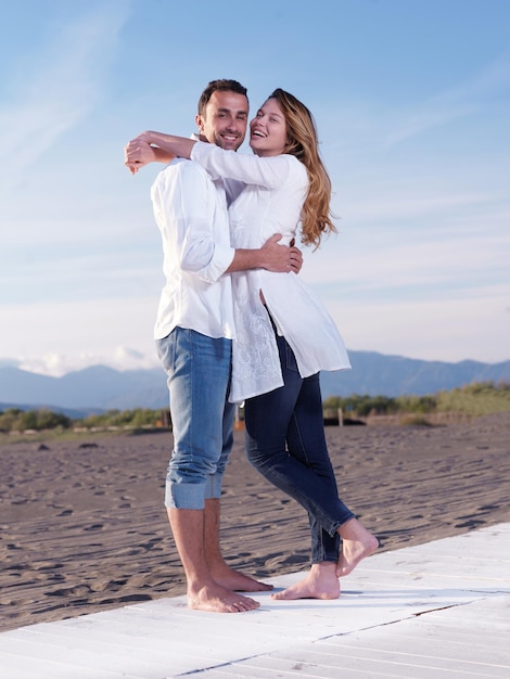 szczęśliwa młoda romantyczna para zakochana bawi się na pięknej plaży w piękny letni dzień