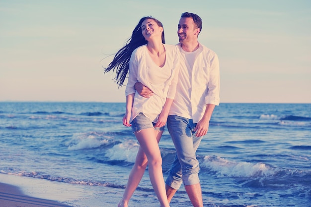 szczęśliwa młoda romantyczna para zakochanych bawi się na pięknej plaży w piękny letni dzień