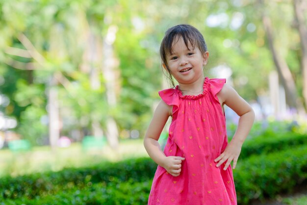 Szczęśliwa młoda urocza wieloetniczna dziewczyna uśmiecha się do parku na świeżym powietrzu