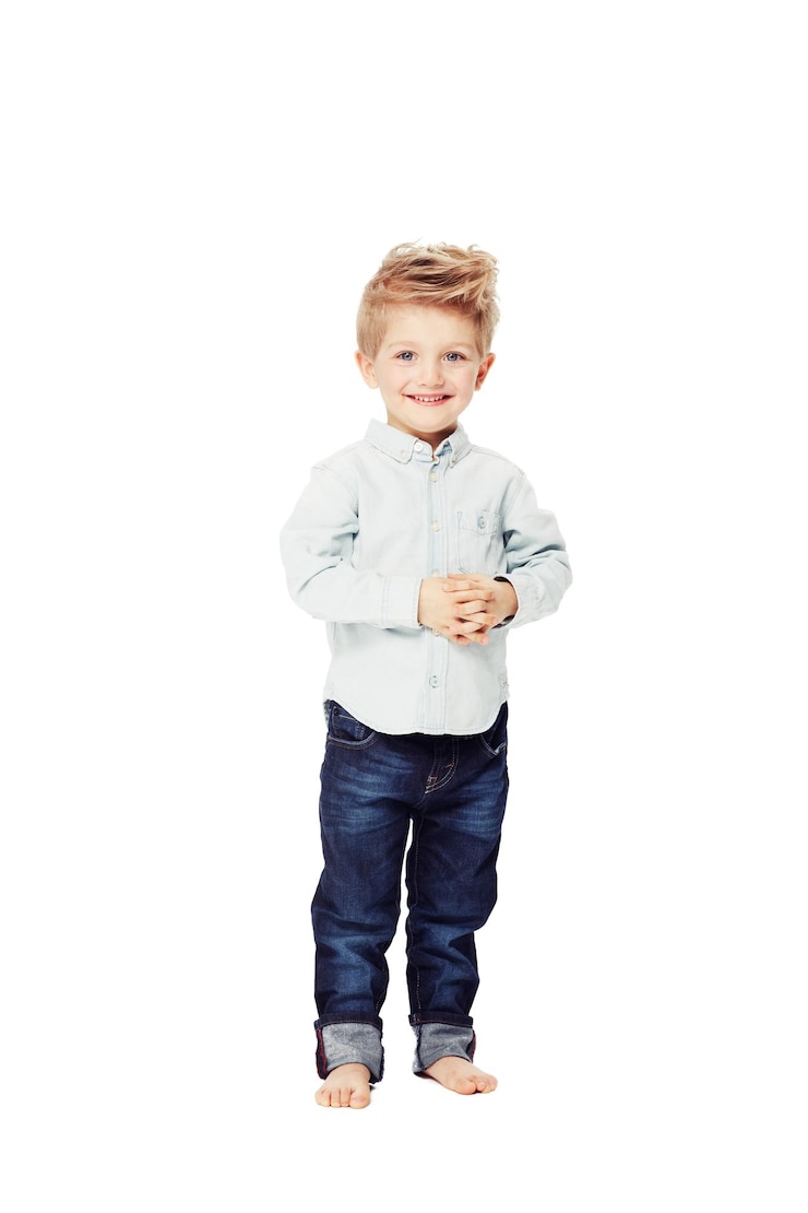 Zdjęcie szczęśliwa moda i portret dziecka w dżinsach na białym tle na białym tle w studio uśmiech słodki i młody chłopak ze szczęścia na stylowe i modne ubrania jako model malucha