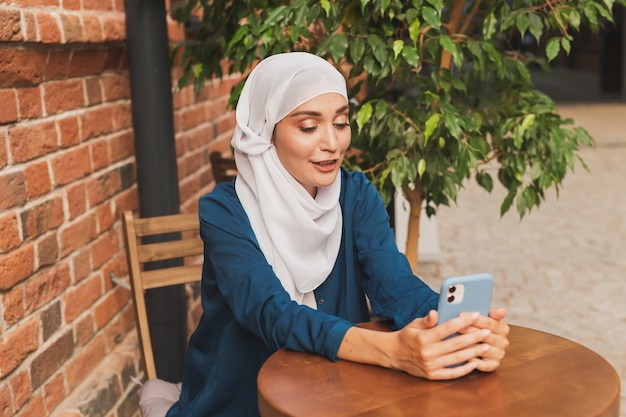 Szczęśliwa Muzułmanka Podczas Rozmowy Wideo Na Smartfonie W Mieście