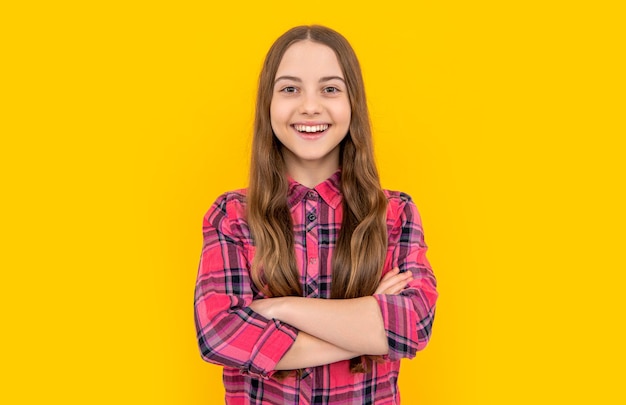 Szczęśliwa nastolatka na tle zdjęcia nastolatki z długimi włosami na sobie koszulę w kratkę