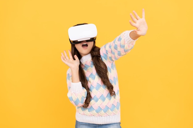 Szczęśliwa nastolatka nosi okulary vr wykorzystujące technologię przyszłości do edukacji w wirtualnej rzeczywistości, doświadczenie.