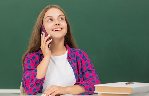Szczęśliwa nastolatka nosi ubrania retro dzieciństwo szczęście negocjacje komunikacja