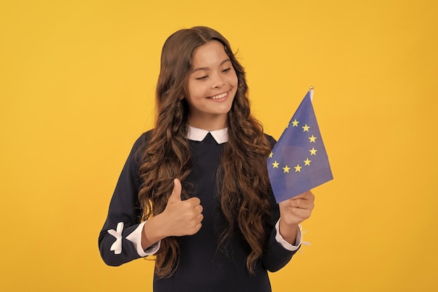 Szczęśliwa Nastolatka Trzyma Flagę Unii Europejskiej żółte Tło Pokaż Kciuk W Górę Schengen