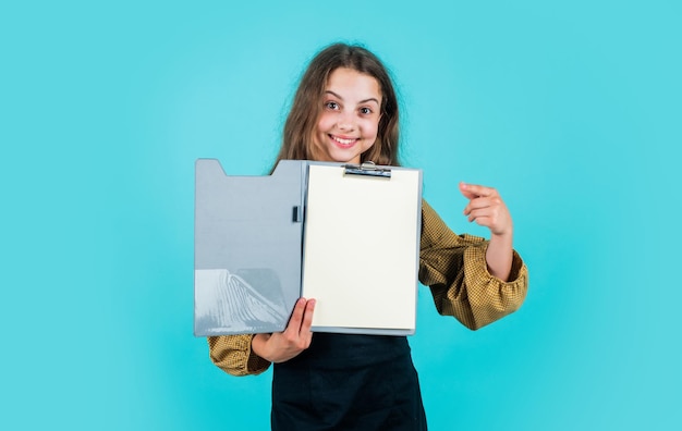 Szczęśliwa nastolatka trzyma papierowy folder z dokumentami kopia przestrzeń studyjna