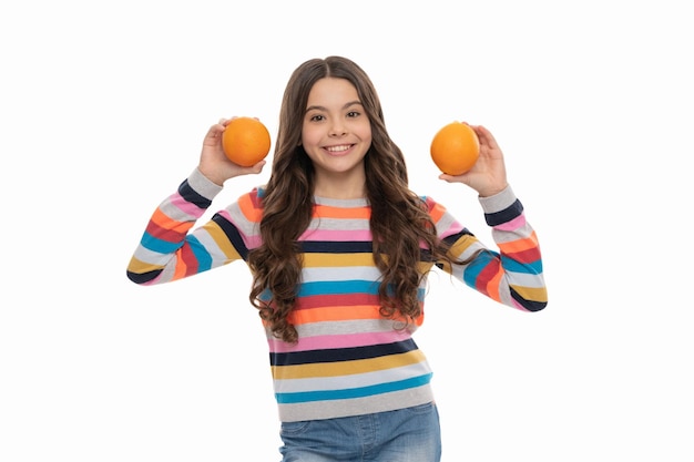 Szczęśliwa nastolatka z pomarańczową witaminą i dietą dziecko je zdrową żywność zdrowie dzieciństwo owoce cytrusowe naturalne organiczne świeże pomarańczowe zdrowe życie dieta i piękno skóry dziecka