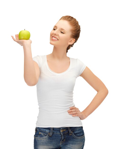 szczęśliwa nastolatka z zielonym jabłkiem.