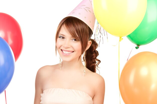 szczęśliwa nastoletnia partia dziewczyna z balonami nad białą ścianą