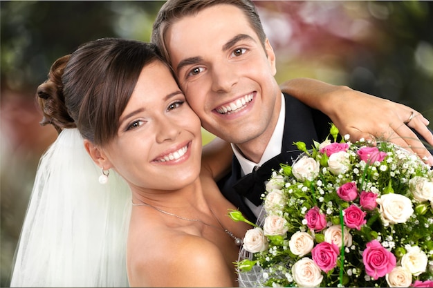 Szczęśliwa nowożeńcy młoda para z kwiatami