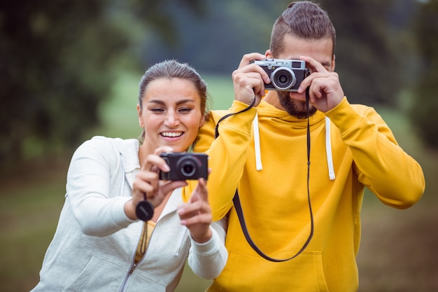 Szczęśliwa para bierze fotografie kamera