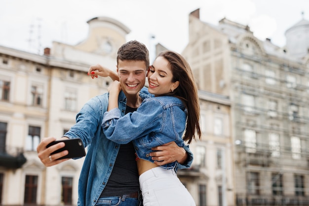 Szczęśliwa para bierze fotografie w miasteczku