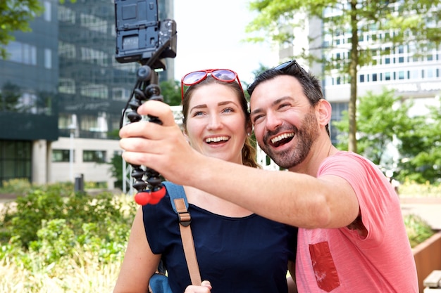 Szczęśliwa para bierze jaźń portret outside z kamerą