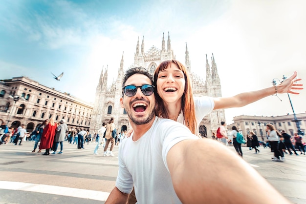 Szczęśliwa para bierze selfie przed katedrą Duomo w Mediolanie Lombardia