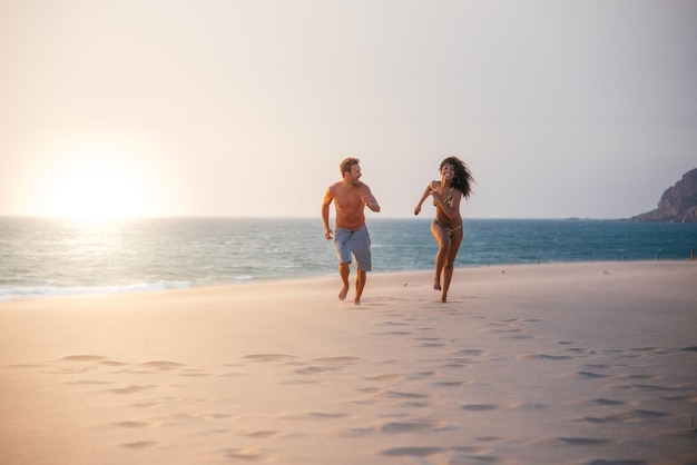 Szczęśliwa Para Działa Na Tropikalnej Romantycznej Plaży