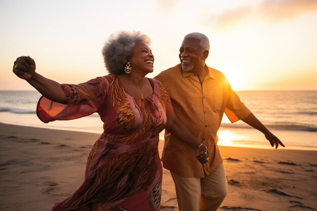 Szczęśliwa para emerytowanych Afroamerykanów tańczy na lądzie na plaży na tle nieba podczas zachodu słońca