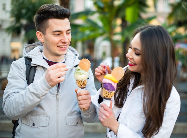 Szczęśliwa Para Jedząca Lody