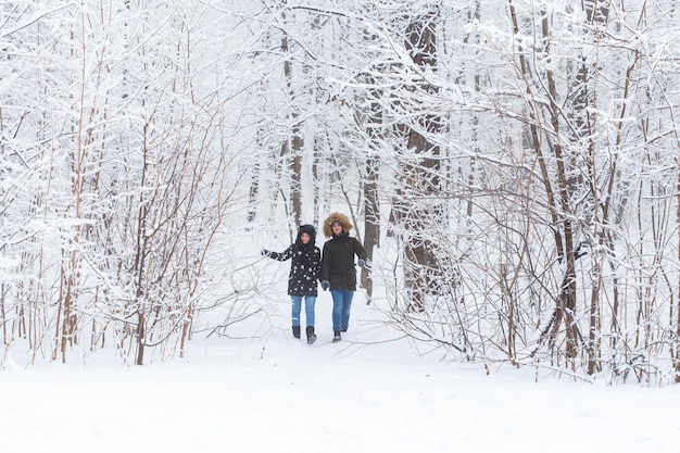 Szczęśliwa para kochających zabawy na świeżym powietrzu w parku śnieżnym.