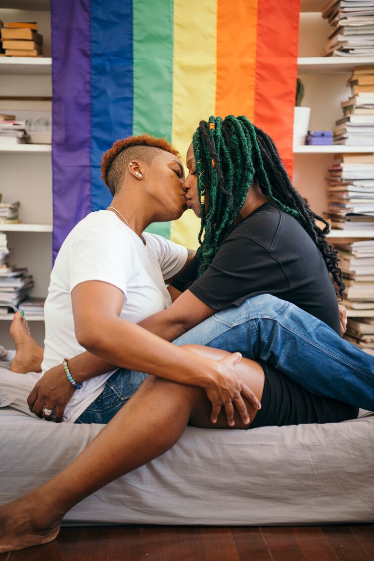 Zdjęcie szczęśliwa para lesbijek z kolorową flagą