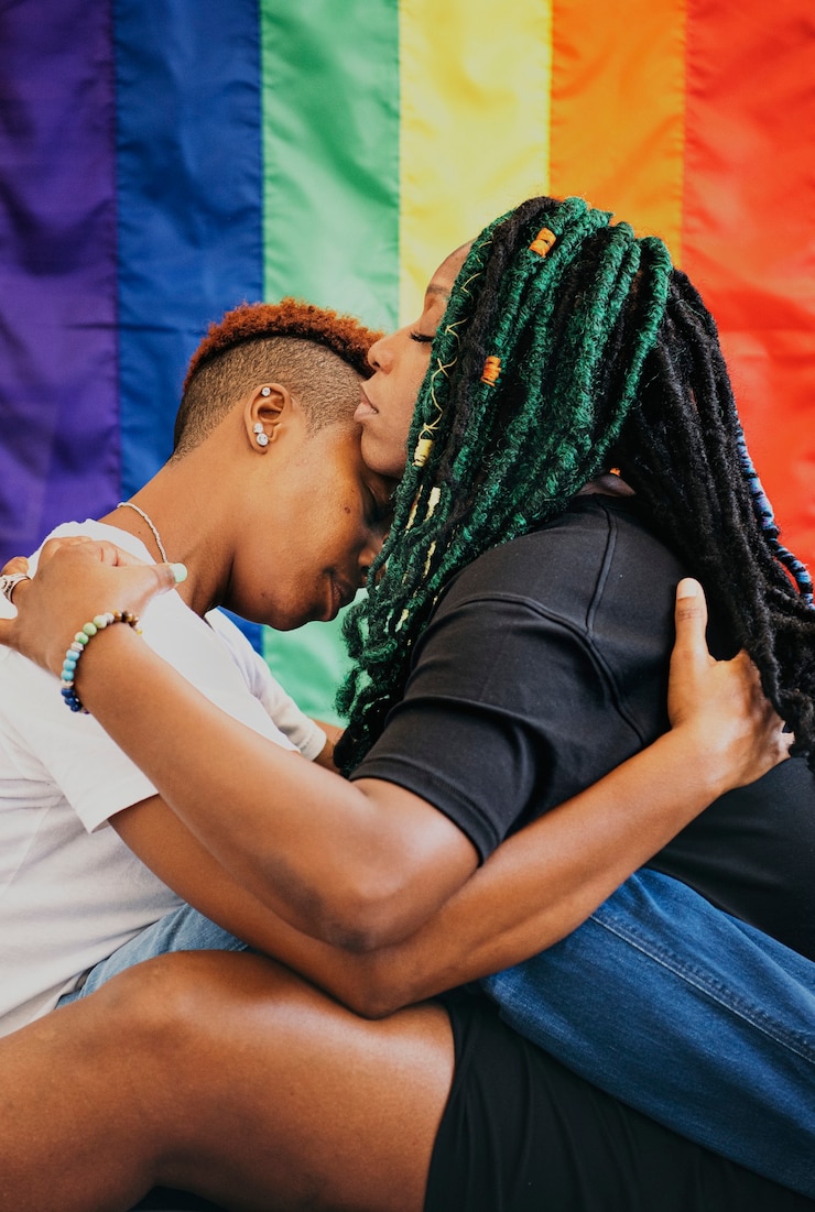 Zdjęcie szczęśliwa para lesbijek z kolorową flagą