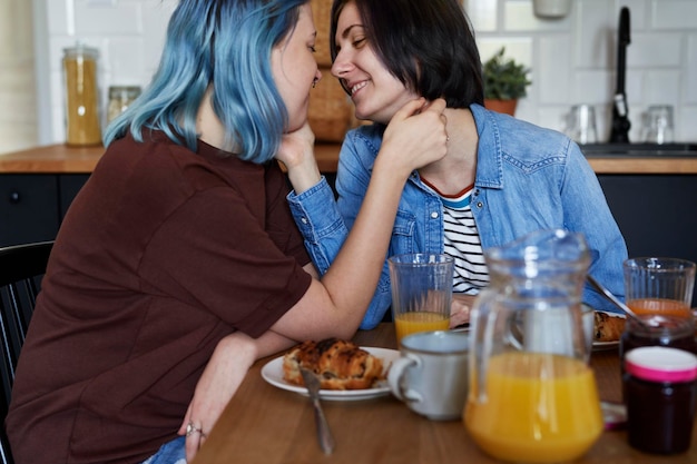 Szczęśliwa para lesbijka jedząca śniadanie.