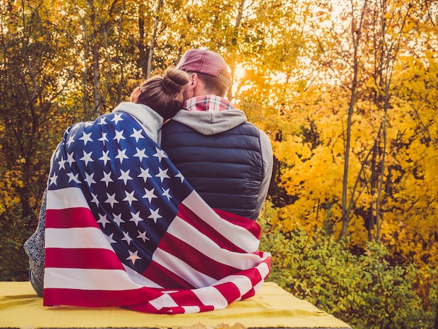 Szczęśliwa Para Małżeńska Trzyma Flaga Usa
