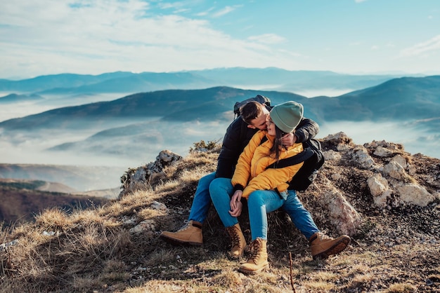 Szczęśliwa para, mężczyzna i kobieta, turysta na szczycie góry podczas letniej wędrówki