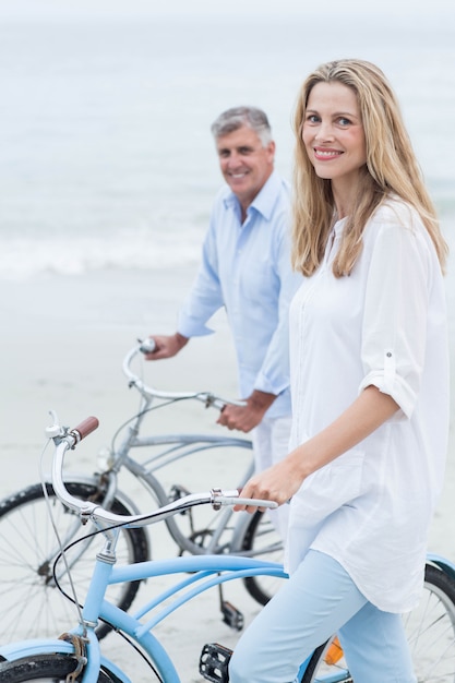 Szczęśliwa para na rowerze razem