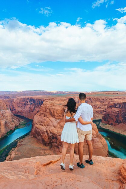 Szczęśliwa para na skraju klifu w Horseshoe Band Canyon w Paje Arizona Koncepcja przygody i turystyki Piękna natura w USA