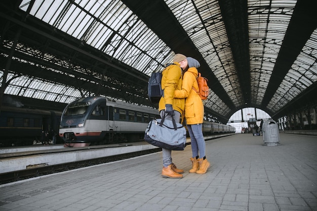 Szczęśliwa para na stacji kolejowej. spotykają się po długim czasie nie widują się