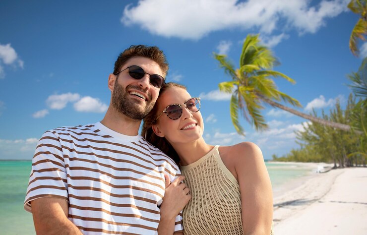 Zdjęcie szczęśliwa para na tropikalnej plaży.