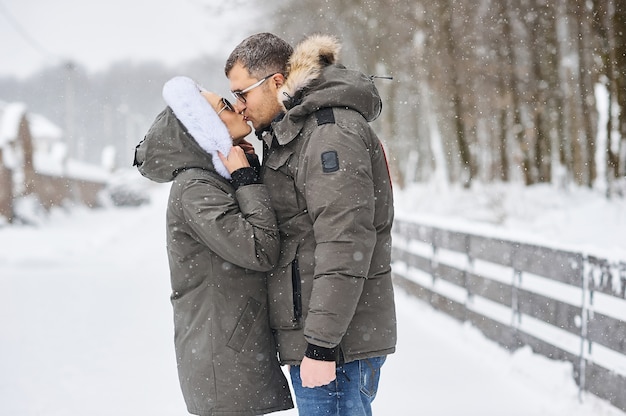 Szczęśliwa Para Na Zewnątrz W Zimie