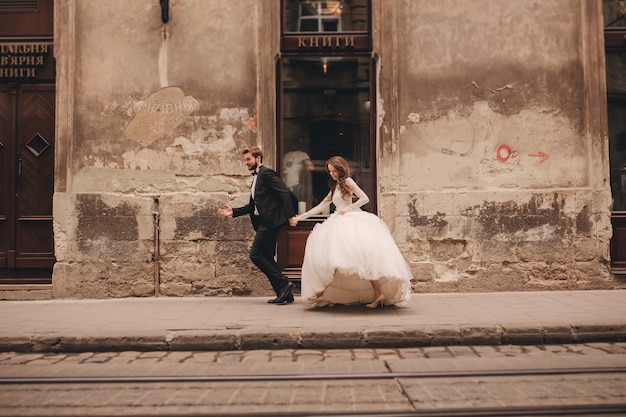 Szczęśliwa para nowożeńców spaceru na ulicy
