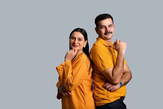 szczęśliwa para przednia poza na szarym tle indyjski model pakistański