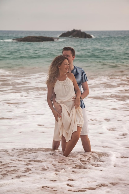 Szczęśliwa para razem przytulająca się na tropikalnej plaży na tle morza Śliczny mężczyzna i kobieta relaksujące szczęście