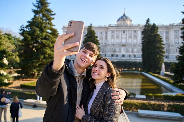 Szczęśliwa para robi romantyczne selfie pośród ponadczasowej piękności miasta, tworząc drogocenne wspomnienia z ich europejskiej przygody na miesiąc miodowy.