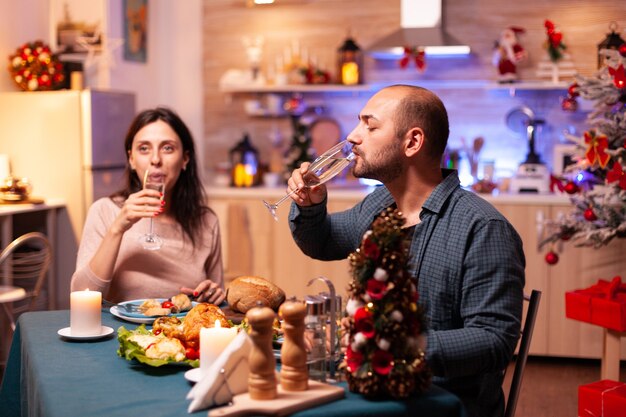 Szczęśliwa Para Romantyczna Pijąca Wino Siedząc Przy Stole Jadalnym