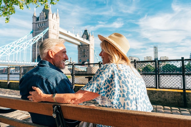 Szczęśliwa para seniorów spędzająca czas razem w Londynie.