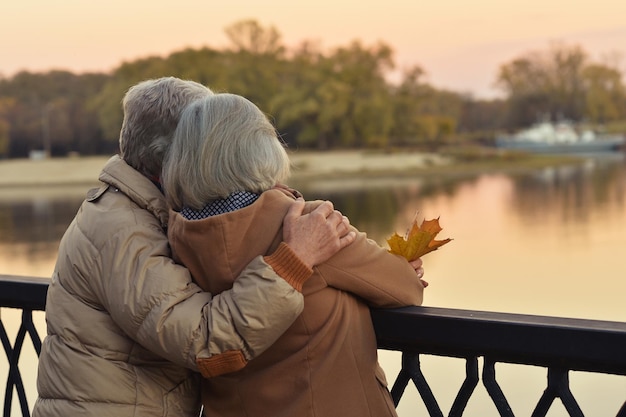 Szczęśliwa para seniorów w parku z tyłu