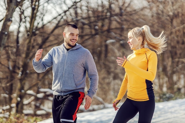 Szczęśliwa Para Sportowy W Przyrodzie Razem W Mroźny Zimowy Dzień. Zdrowy Styl życia, Fitness Zimowy, Związek