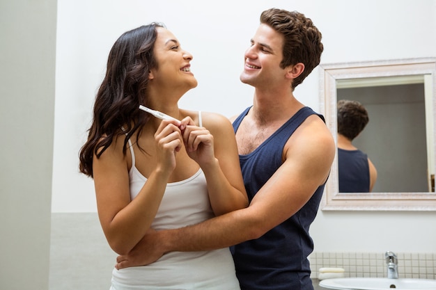 Szczęśliwa para sprawdza ciążowego test