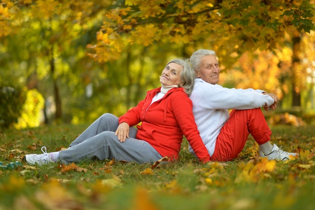 Szczęśliwa para starszych ćwiczących w jesiennym parku