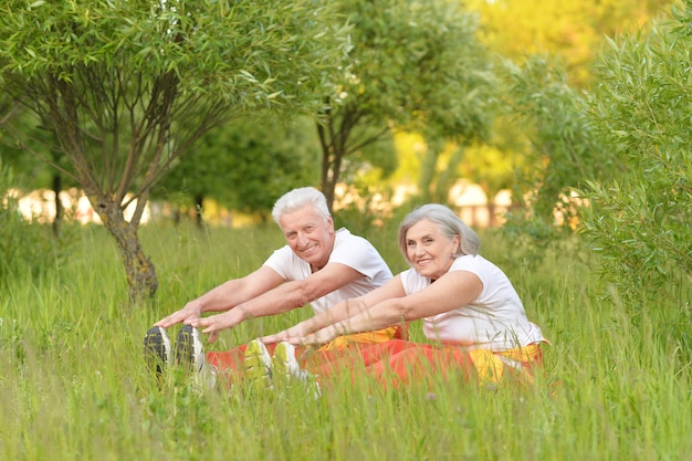 Szczęśliwa para starszych ćwiczących w parku