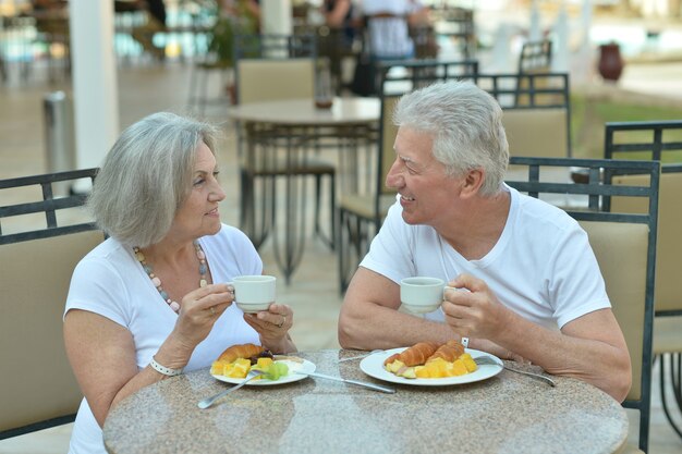 Szczęśliwa para starszych o śniadanie w kawiarni?