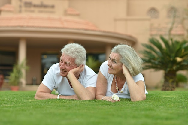 szczęśliwa para starszych pozuje na trawie