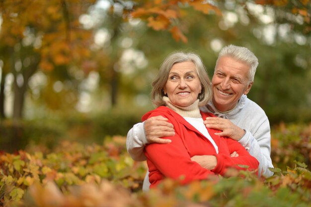 Szczęśliwa para starszych przytulanie
