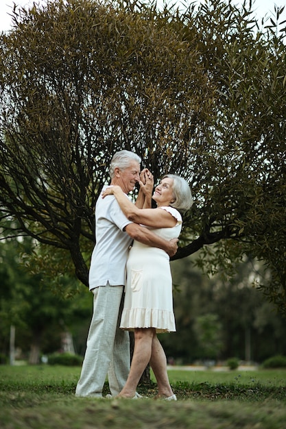 Szczęśliwa para starszych tańczy w jesiennym lesie